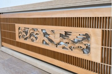 ヴィンテージ建具　昭和後期　松の木に鷹　縦繁格子と彫刻の欄間2枚セット　(R-088462)
