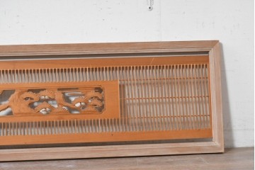 ヴィンテージ建具　昭和後期　松の木に鷹　縦繁格子と彫刻の欄間2枚セット　(R-088462)