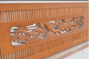 ヴィンテージ建具　昭和後期　松の木に鷹　縦繁格子と彫刻の欄間2枚セット　(R-088462)