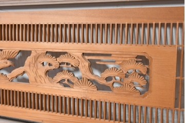 ヴィンテージ建具　昭和後期　松の木に鷹　縦繁格子と彫刻の欄間2枚セット　(R-088462)