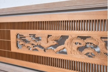 ヴィンテージ建具　昭和後期　松の木に鷹　縦繁格子と彫刻の欄間2枚セット　(R-088462)