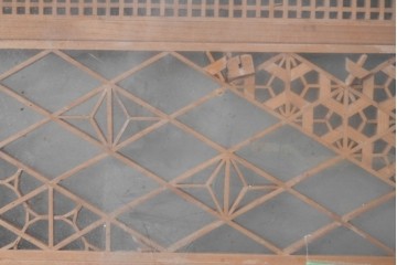 ヴィンテージ建具　昭和中期から昭和後期　両面ガラス　繊細な組子細工が目を引く欄間1枚　(R-088463)