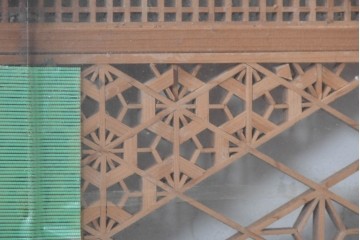ヴィンテージ建具　昭和中期から昭和後期　両面ガラス　繊細な組子細工が目を引く欄間1枚　(R-088463)