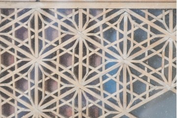 ヴィンテージ建具　昭和中期から昭和後期　両面ガラス　繊細な組子細工が目を引く欄間1枚　(R-088464)