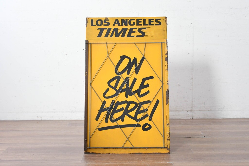 アメリカヴィンテージ　LOS ANGELES TIMES(ロサンゼルス・タイムズ)　「ON SALE HERE」　イエローカラーが目を引く折り畳み式スタンド看板　(R-088468)