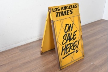 アメリカヴィンテージ　LOS ANGELES TIMES(ロサンゼルス・タイムズ)　「ON SALE HERE」　イエローカラーが目を引く折り畳み式スタンド看板　(R-088468)