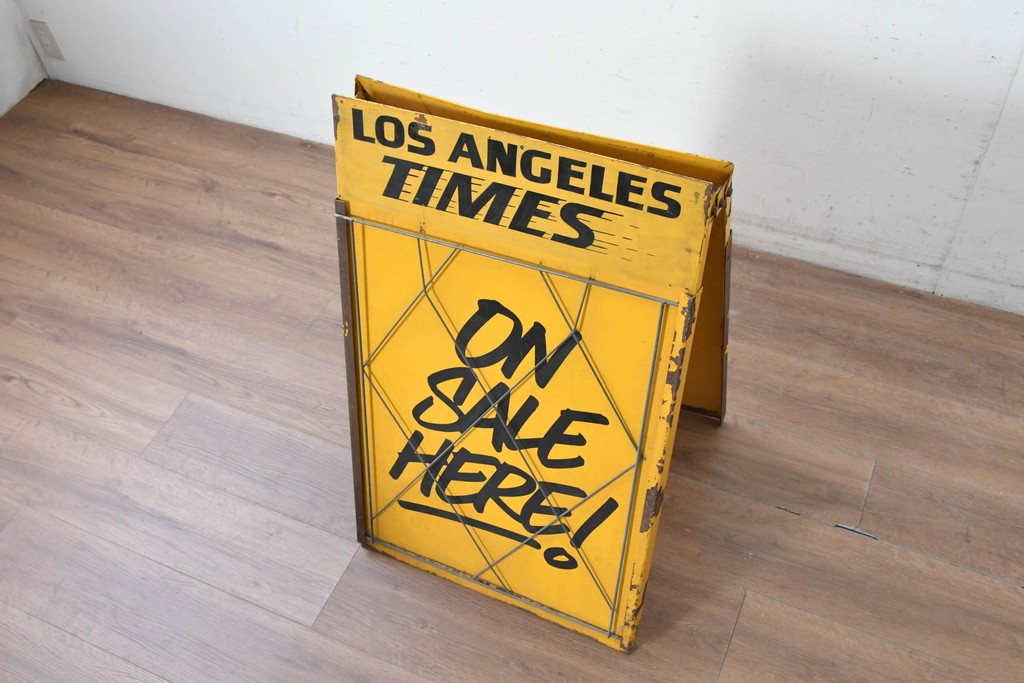 アメリカヴィンテージ　LOS ANGELES TIMES(ロサンゼルス・タイムズ)　「ON SALE HERE」　イエローカラーが目を引く折り畳み式スタンド看板　(R-088468)