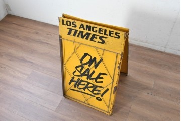 アメリカヴィンテージ　LOS ANGELES TIMES(ロサンゼルス・タイムズ)　「ON SALE HERE」　イエローカラーが目を引く折り畳み式スタンド看板　(R-088468)