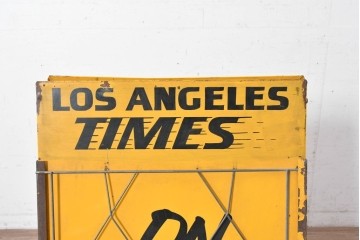 アメリカヴィンテージ　LOS ANGELES TIMES(ロサンゼルス・タイムズ)　「ON SALE HERE」　イエローカラーが目を引く折り畳み式スタンド看板　(R-088468)