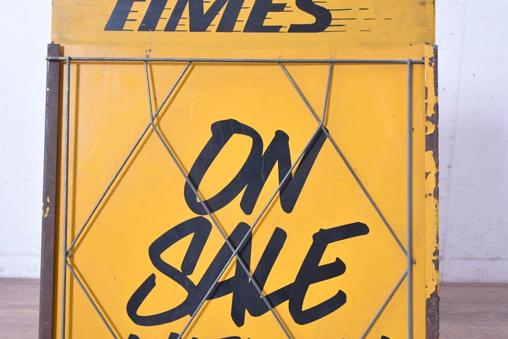 アメリカヴィンテージ　LOS ANGELES TIMES(ロサンゼルス・タイムズ)　「ON SALE HERE」　イエローカラーが目を引く折り畳み式スタンド看板　(R-088468)