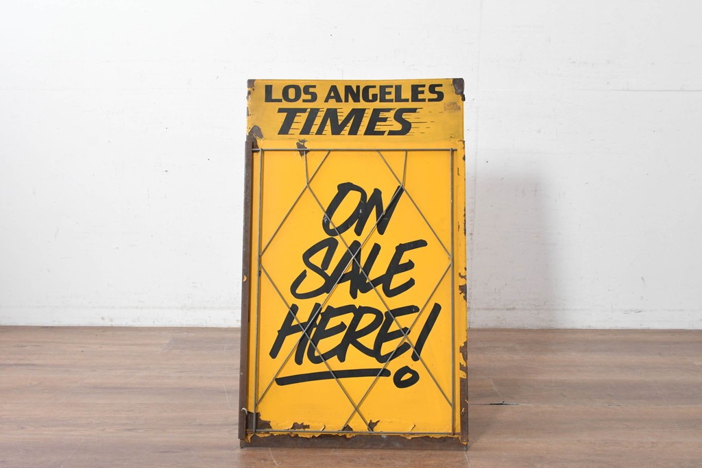 アメリカヴィンテージ　LOS ANGELES TIMES(ロサンゼルス・タイムズ)　「ON SALE HERE」　イエローカラーが目を引く折り畳み式スタンド看板　(R-088468)