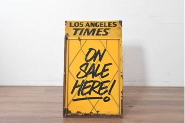 アメリカヴィンテージ　LOS ANGELES TIMES(ロサンゼルス・タイムズ)　「ON SALE HERE」　イエローカラーが目を引く折り畳み式スタンド看板　(R-088468)