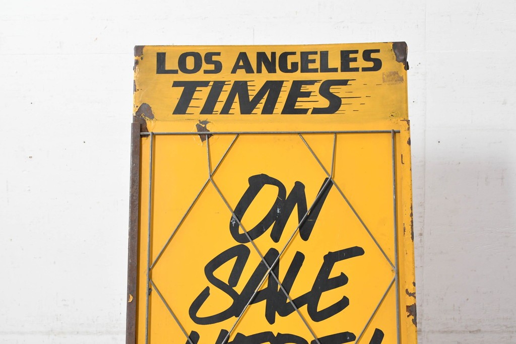 アメリカヴィンテージ　LOS ANGELES TIMES(ロサンゼルス・タイムズ)　「ON SALE HERE」　イエローカラーが目を引く折り畳み式スタンド看板　(R-088468)