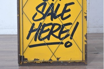 アメリカヴィンテージ　LOS ANGELES TIMES(ロサンゼルス・タイムズ)　「ON SALE HERE」　イエローカラーが目を引く折り畳み式スタンド看板　(R-088468)