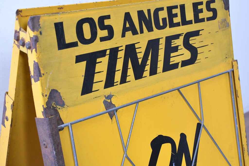 アメリカヴィンテージ　LOS ANGELES TIMES(ロサンゼルス・タイムズ)　「ON SALE HERE」　イエローカラーが目を引く折り畳み式スタンド看板　(R-088468)