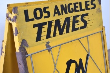 アメリカヴィンテージ　LOS ANGELES TIMES(ロサンゼルス・タイムズ)　「ON SALE HERE」　イエローカラーが目を引く折り畳み式スタンド看板　(R-088468)