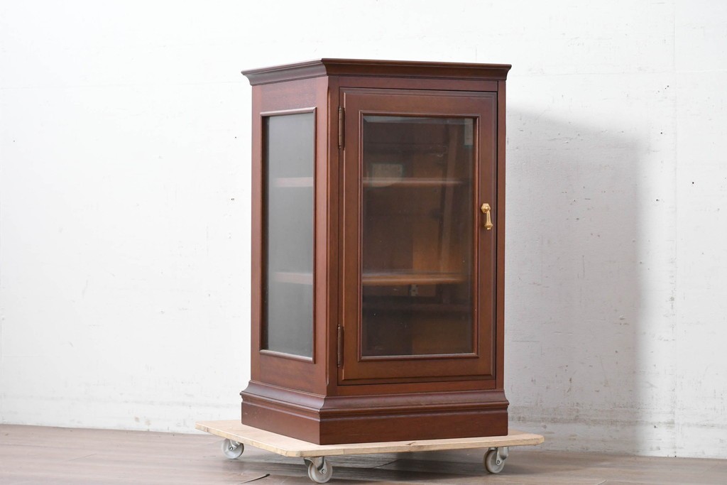 中古　美品　maruni(マルニ木工)　地中海シリーズ　お気に入りを美しく飾れるガラス扉のコーナーキャビネット　(R-088471)