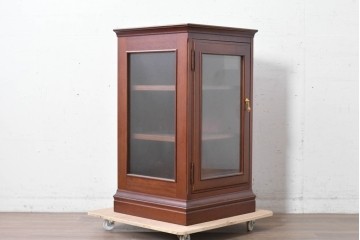 中古　美品　maruni(マルニ木工)　地中海シリーズ　お気に入りを美しく飾れるガラス扉のコーナーキャビネット　(R-088471)