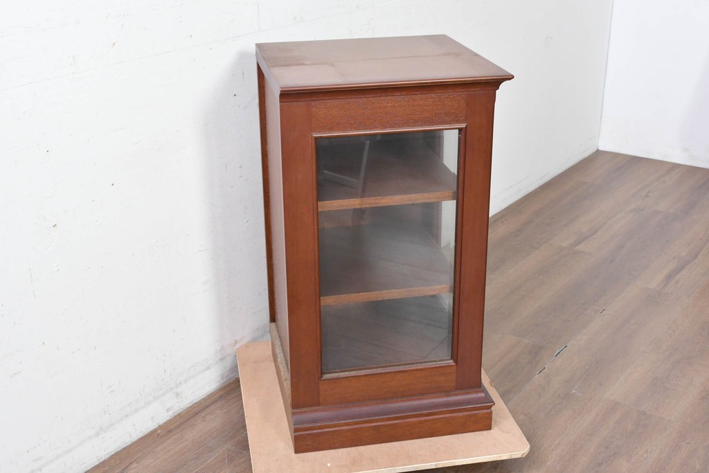 中古　美品　maruni(マルニ木工)　地中海シリーズ　お気に入りを美しく飾れるガラス扉のコーナーキャビネット　(R-088471)