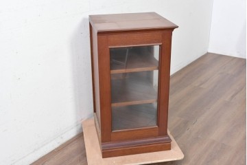 中古　美品　maruni(マルニ木工)　地中海シリーズ　お気に入りを美しく飾れるガラス扉のコーナーキャビネット　(R-088471)