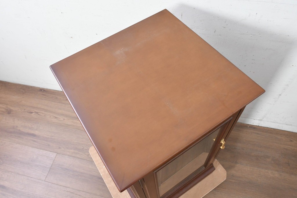 中古　美品　maruni(マルニ木工)　地中海シリーズ　お気に入りを美しく飾れるガラス扉のコーナーキャビネット　(R-088471)