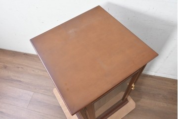 中古　美品　maruni(マルニ木工)　地中海シリーズ　お気に入りを美しく飾れるガラス扉のコーナーキャビネット　(R-088471)