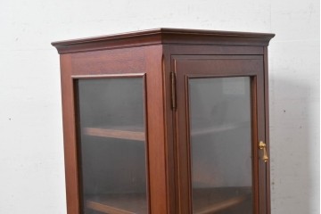 中古　美品　maruni(マルニ木工)　地中海シリーズ　お気に入りを美しく飾れるガラス扉のコーナーキャビネット　(R-088471)