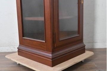 中古　美品　maruni(マルニ木工)　地中海シリーズ　お気に入りを美しく飾れるガラス扉のコーナーキャビネット　(R-088471)
