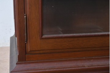 中古　美品　maruni(マルニ木工)　地中海シリーズ　お気に入りを美しく飾れるガラス扉のコーナーキャビネット　(R-088471)