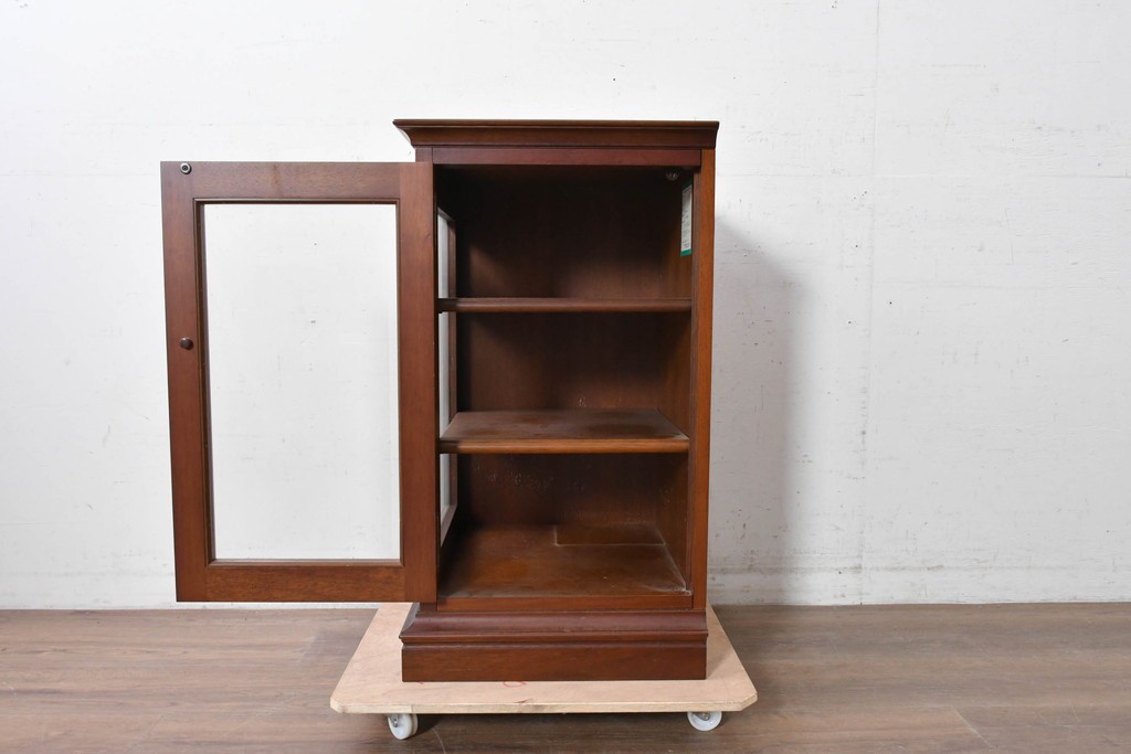 中古　美品　maruni(マルニ木工)　地中海シリーズ　お気に入りを美しく飾れるガラス扉のコーナーキャビネット　(R-088471)