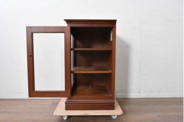 中古　美品　maruni(マルニ木工)　地中海シリーズ　お気に入りを美しく飾れるガラス扉のコーナーキャビネット　(R-088471)