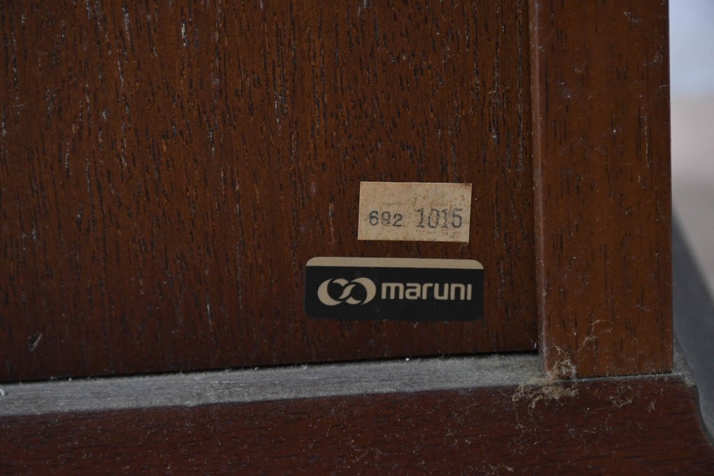中古　美品　maruni(マルニ木工)　地中海シリーズ　お気に入りを美しく飾れるガラス扉のコーナーキャビネット　(R-088471)