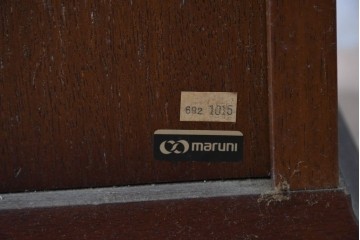 中古　美品　maruni(マルニ木工)　地中海シリーズ　お気に入りを美しく飾れるガラス扉のコーナーキャビネット　(R-088471)