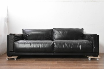 中古　特注オーダー品　フェイクレザー　重厚感のあるモダンなイタリアンデザインの2.5人掛けソファ　製作費約65万円　(R-088475)