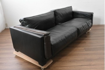 中古　特注オーダー品　フェイクレザー　重厚感のあるモダンなイタリアンデザインの2.5人掛けソファ　製作費約65万円　(R-088475)