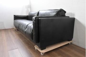 中古　特注オーダー品　フェイクレザー　重厚感のあるモダンなイタリアンデザインの2.5人掛けソファ　製作費約65万円　(R-088475)