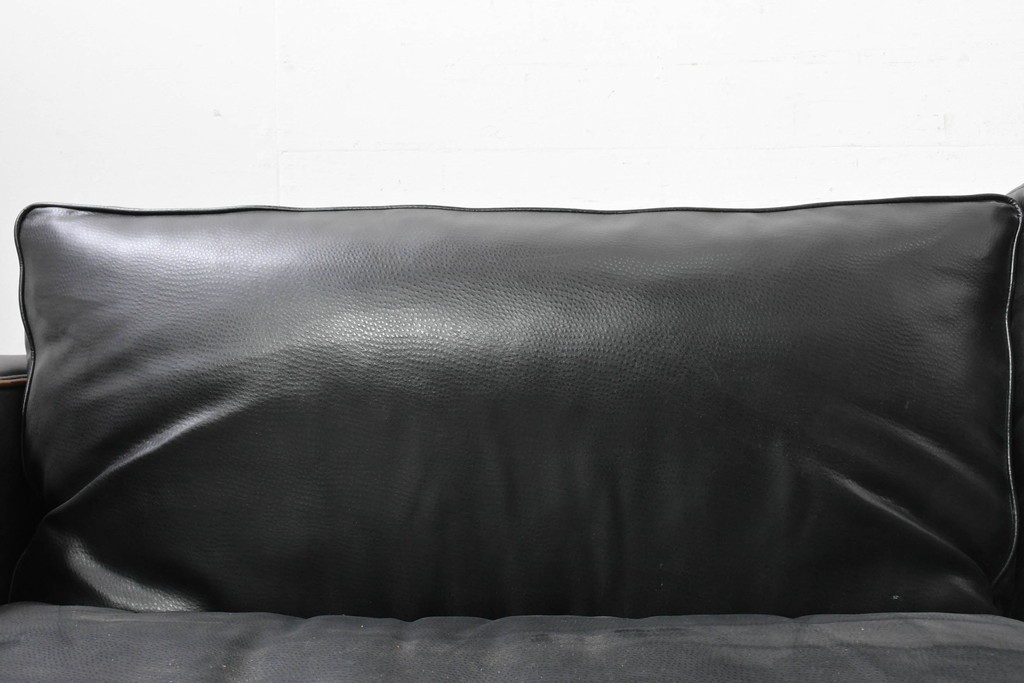 中古　特注オーダー品　フェイクレザー　重厚感のあるモダンなイタリアンデザインの2.5人掛けソファ　製作費約65万円　(R-088475)