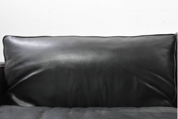 中古　特注オーダー品　フェイクレザー　重厚感のあるモダンなイタリアンデザインの2.5人掛けソファ　製作費約65万円　(R-088475)