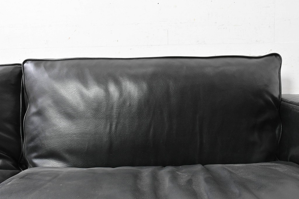 中古　特注オーダー品　フェイクレザー　重厚感のあるモダンなイタリアンデザインの2.5人掛けソファ　製作費約65万円　(R-088475)