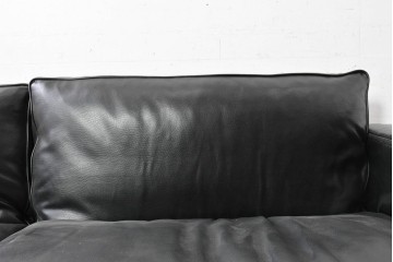 中古　特注オーダー品　フェイクレザー　重厚感のあるモダンなイタリアンデザインの2.5人掛けソファ　製作費約65万円　(R-088475)