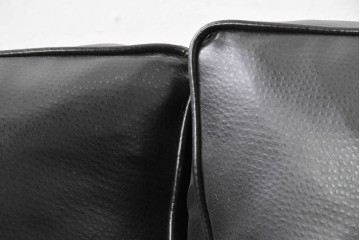 中古　特注オーダー品　フェイクレザー　重厚感のあるモダンなイタリアンデザインの2.5人掛けソファ　製作費約65万円　(R-088475)