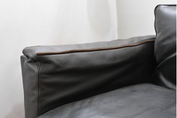 中古　特注オーダー品　フェイクレザー　重厚感のあるモダンなイタリアンデザインの2.5人掛けソファ　製作費約65万円　(R-088475)