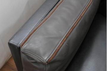 中古　特注オーダー品　フェイクレザー　重厚感のあるモダンなイタリアンデザインの2.5人掛けソファ　製作費約65万円　(R-088475)