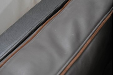 中古　特注オーダー品　フェイクレザー　重厚感のあるモダンなイタリアンデザインの2.5人掛けソファ　製作費約65万円　(R-088475)