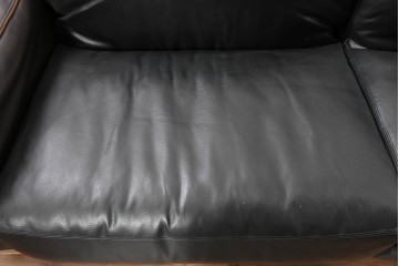 中古　特注オーダー品　フェイクレザー　重厚感のあるモダンなイタリアンデザインの2.5人掛けソファ　製作費約65万円　(R-088475)