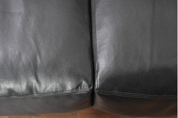 中古　特注オーダー品　フェイクレザー　重厚感のあるモダンなイタリアンデザインの2.5人掛けソファ　製作費約65万円　(R-088475)