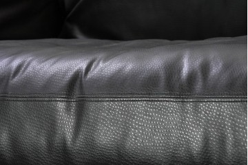 中古　特注オーダー品　フェイクレザー　重厚感のあるモダンなイタリアンデザインの2.5人掛けソファ　製作費約65万円　(R-088475)