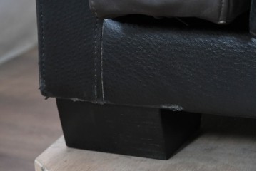 中古　特注オーダー品　フェイクレザー　重厚感のあるモダンなイタリアンデザインの2.5人掛けソファ　製作費約65万円　(R-088475)