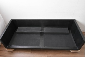 中古　特注オーダー品　フェイクレザー　重厚感のあるモダンなイタリアンデザインの2.5人掛けソファ　製作費約65万円　(R-088475)