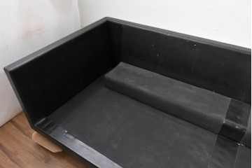 中古　特注オーダー品　フェイクレザー　重厚感のあるモダンなイタリアンデザインの2.5人掛けソファ　製作費約65万円　(R-088475)
